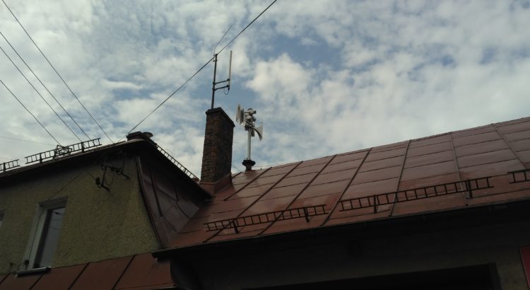 Syrena elektroniczna na dachu remizy