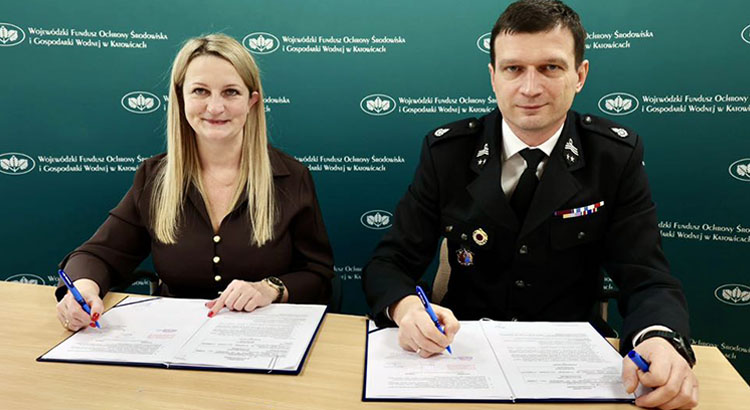 Iwona Gejdel-Targosz i Mirosław Skorek z długopisami w rękach gotowi do podpisania umowy